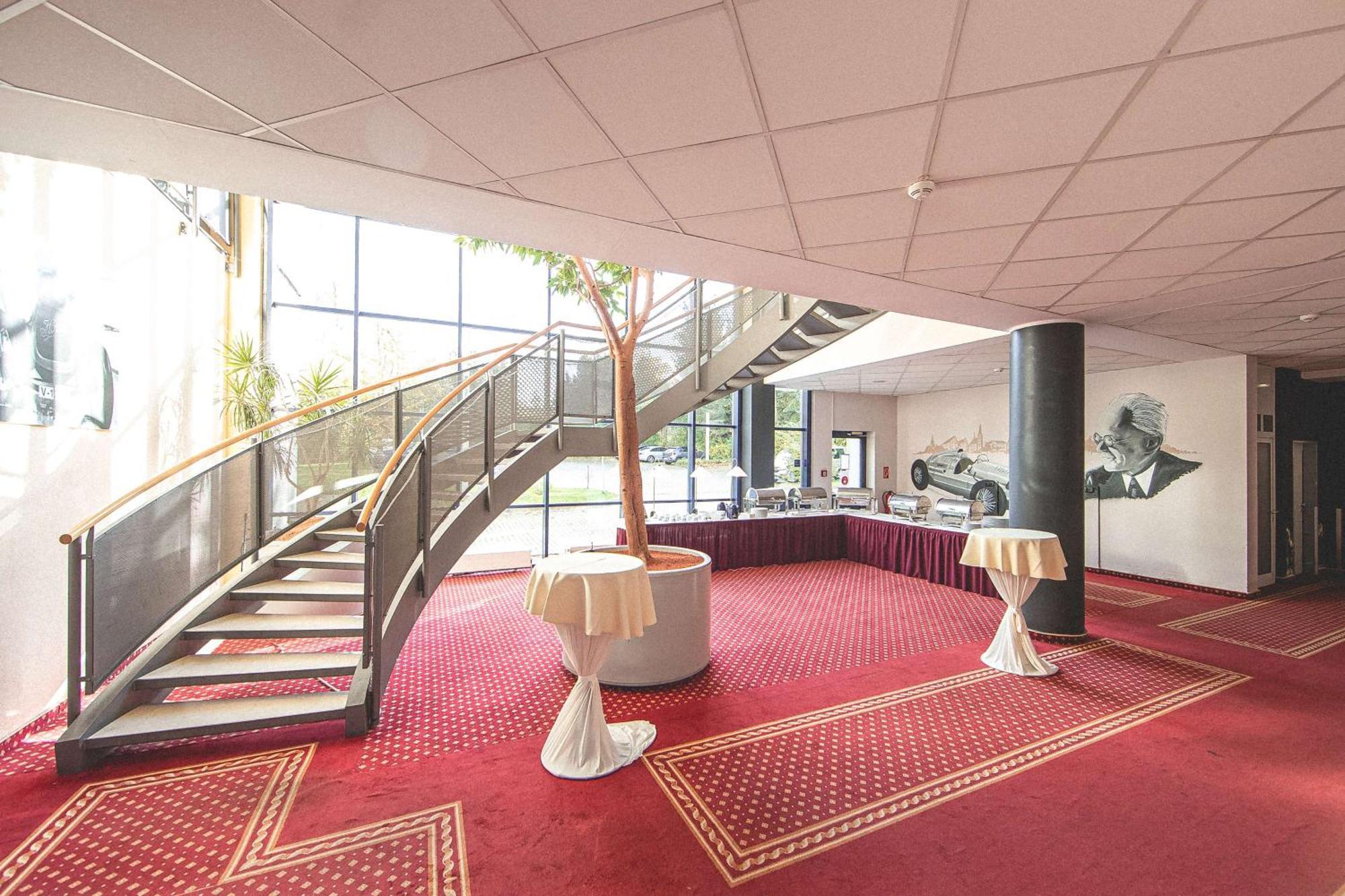 Hotel Western Plaza 4*