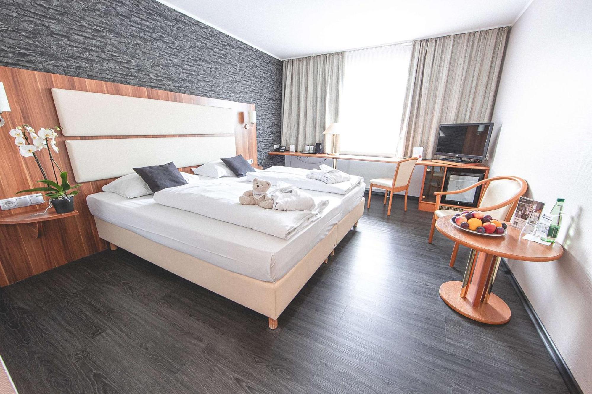 Hotel Western Plaza 4*