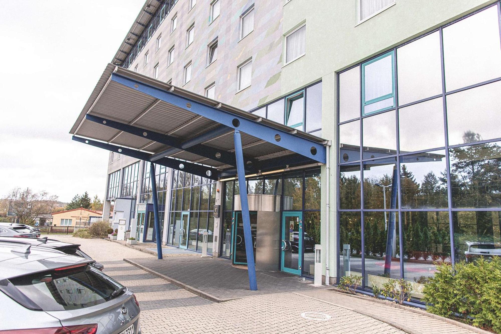Hotel Western Plaza 4*